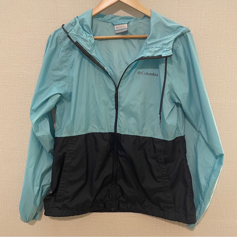 Columbia women’s hooded windbreaker. Size: small